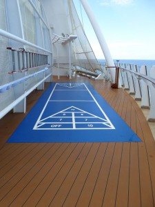 Shuffleboard hinter den Aqua Theater Bildschirmen auf Deck 7