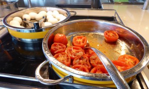 Eier und gegrillte Tomate