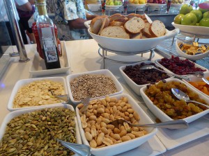 Brot, Nüsse, Trockenobst, Saucen