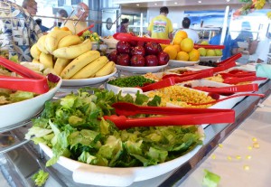 Salatbar und Obst