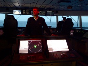 Captain Felix erklärt die Brücke