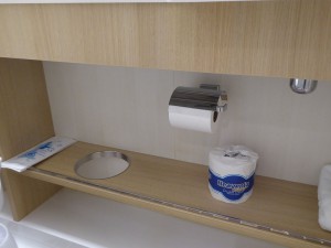 Kabine 12714 - Bad Waschtisch untere Ablage