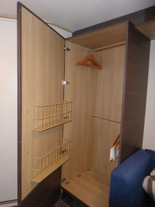 Schrank mit Kleiderstangen
