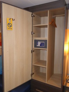 Schrank mit Fächern und Kleiderstange