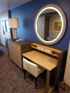 Schreibtisch und Sideboard
