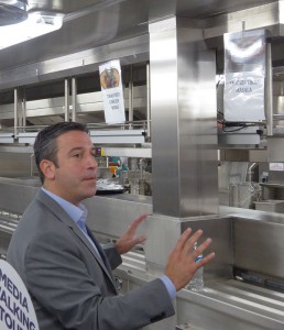 Vice President Food & Beverage Brian Abel in der Galley des Silk