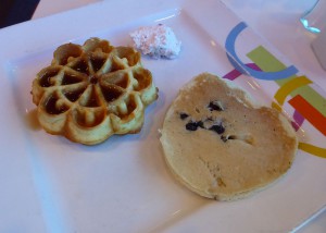 Waffel und Blueberry Pancake