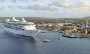 Legend of the Seas am stadtnäheren Anleger