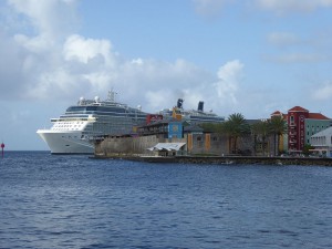 Blick zum Fort Rif und der Celebrity Eclipse