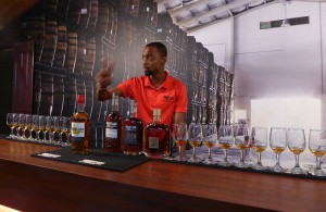 Dario erklärt den verkosteten Rum