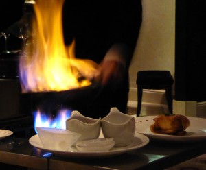 Flambieren der Balsamico-Erdbeeren
