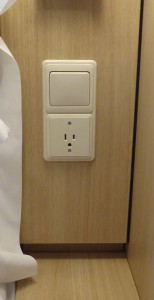 Steckdose rechts vom Bett