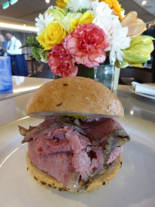 Roastbeef Sandwich im Kümmelweck