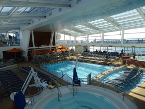 überdachter Poolbereich