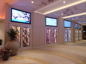 Gang mit Video-Installation und Cherry Blossom Sky