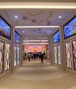 Gang mit Video-Installation und Cherry Blossom Sky