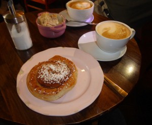 Kanelbulle und Cappuccino