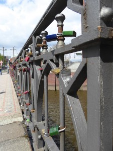 Die arme Brücke...