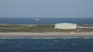 Flugzeug landet auf Düne