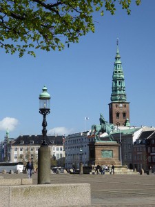 Blick vom Schlossplatz auf die Nikolaj Kunsthalle