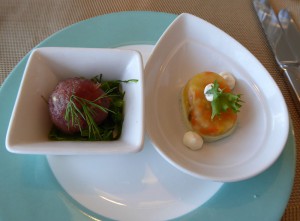 Aus der Ayurveda Küche Thunfisch Tartar mit grünen Algen-Salat und Törtchen von Garnelen
