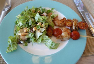 Meeresfrüchtespieß mit frischem Gartensalat mit Pflaumen, Walnüssen und Cheddar