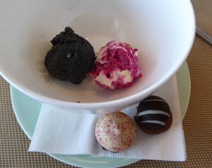 Schwarzes Vanilleeis und Rote Beete Marscarpone Eis plus Pralinen