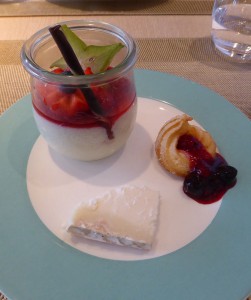 Brandteig-Spritzgebäck und Grießpudding mit Himbeeren sowie Käse