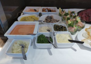 Krabbencocktail und Beilagen zum Fisch