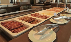 Warme Theke mit Würstchen, Speck, Eier