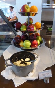 gesalzene Butter und ganzes Obst