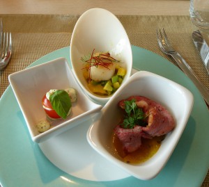 Kirschtomate mit Ziegenkäse, Aus der Ayurvedaküche Jacobsmuschel mit Mango-Avokado-Kompott, Scheiben von der Barbarie-Entenbrust