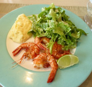 Gambas in der Schale, Rahmpolenta, Eichblattsalat mit Spargel