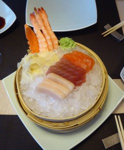 Sashimi vom Lachs, Thunfisch, Goldmarkrele, GarneleSashimi vom Lachs, Thunfisch, Goldmarkrele, Garnele