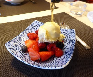 gemischte Beeren mit Vanilleeis und Grand Marnier