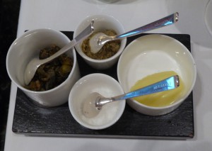 Frittiere Kapern, Oliventapenade, Butter und Salz