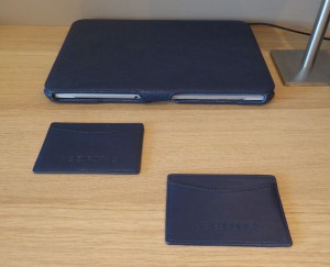 Tablet und Mäppchen für Bordkarten