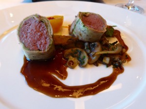 Rehrücken in der Nuss-Crêpehülle mit Pilzen