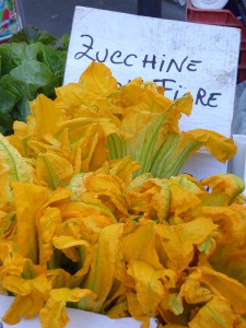 Markt: Zucchiniblüten