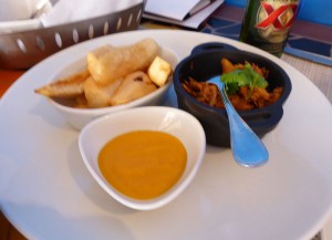 Pork Carnitas mit Yucca Barrel Fries