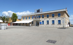 Hafengebäude und Shuttlebus-Stop