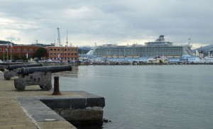 Allure of the Seas von der Strandpromenade aus