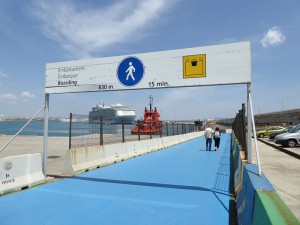 Schild am Hafeneingang Richtung Schiff