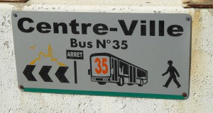 Hinweisschild auf den öffentlichen Bus