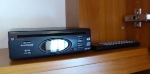 DVD Player im Schrank über dem TVDVD Player im Schrank über dem TV
