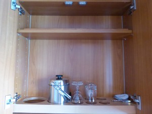 "Küchenschrank" mit Flaschenkühler, Eiskübel, Wein-/Sekt-/Trinkgläsern und mehr