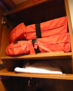 Rettungswesten im Schrank