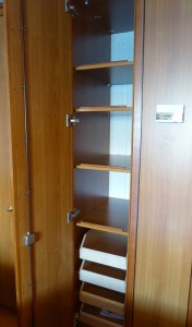 Schrank mit Fächern und Schubladen
