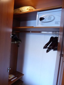 Kleiderschrank mit Safe