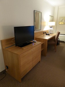 Sideboard mit TV und Schreibtisch